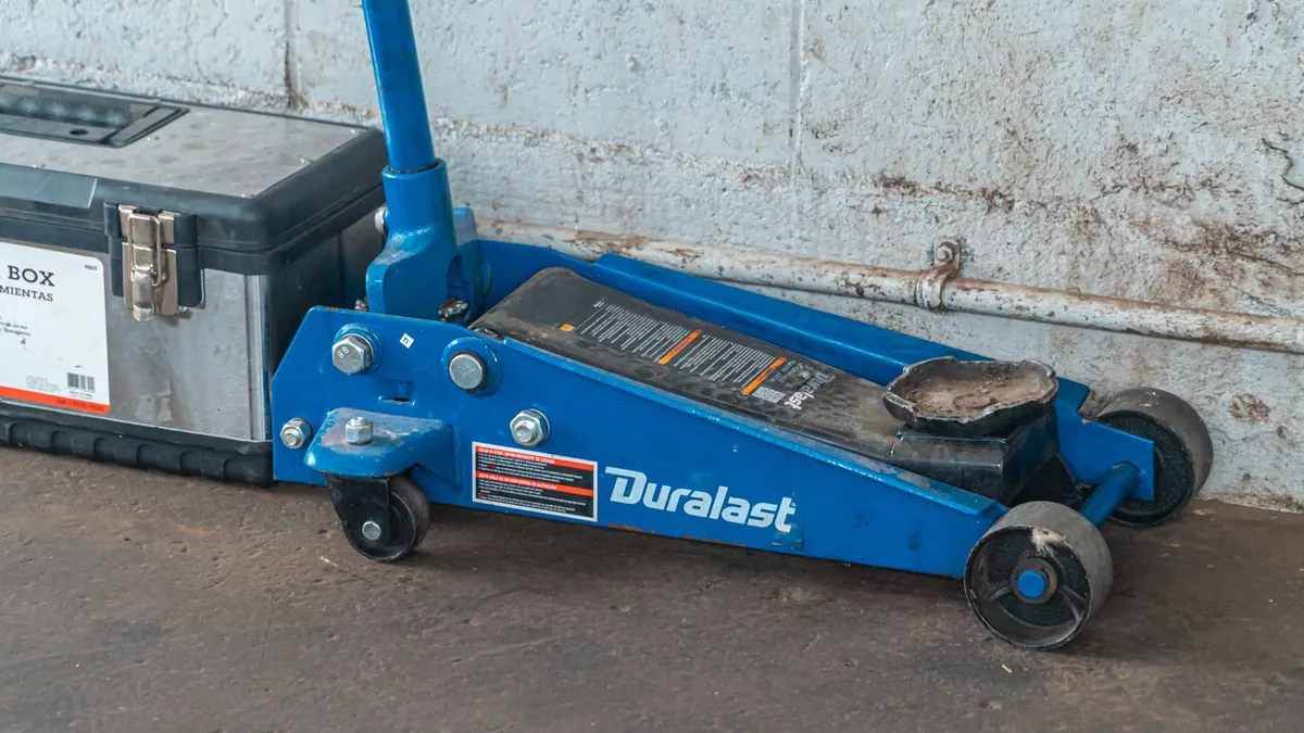 Cric hydraulique et caisse à outils dans un garage